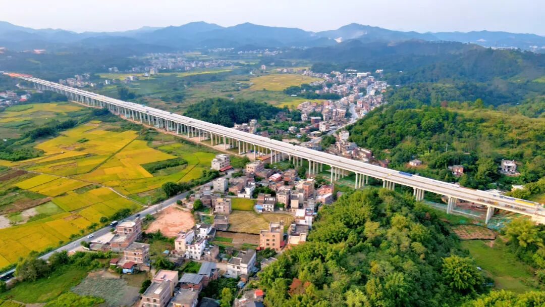 決勝四季度 廣西交投集團(tuán)高速公路項(xiàng)目... 